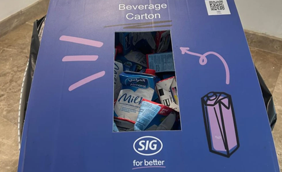 A blue recycling box filled with beverage cartons (photo)